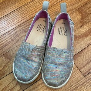 Tom’s Kids Y12 slip- ons